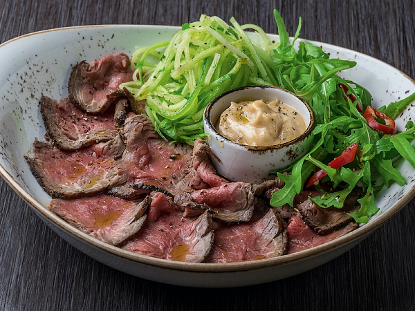 Ростбиф с острым салатом из свежего огурца