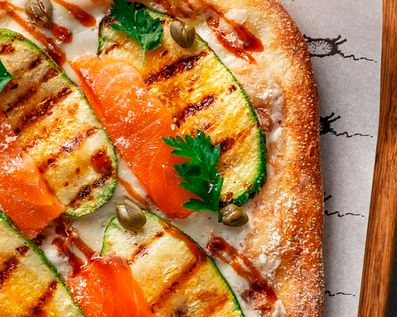 Фокачча с лососем и цукини