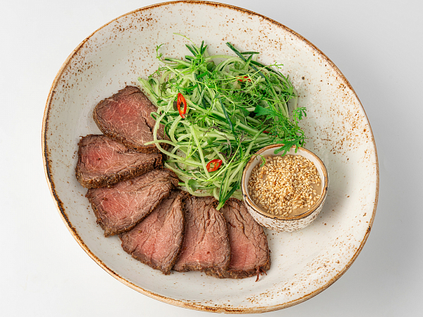 Ростбиф с острым салатом из свежего огурца