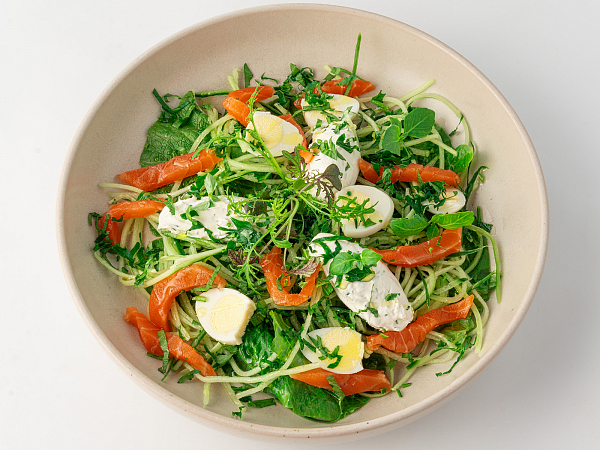 Салат из слабосоленого лосося и сливочного сыра
