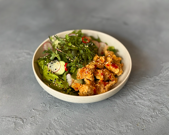 Салат из хрустящей курочки в соусе чиле