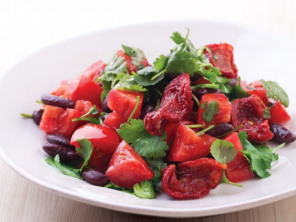 Салат из фасоли с томатами