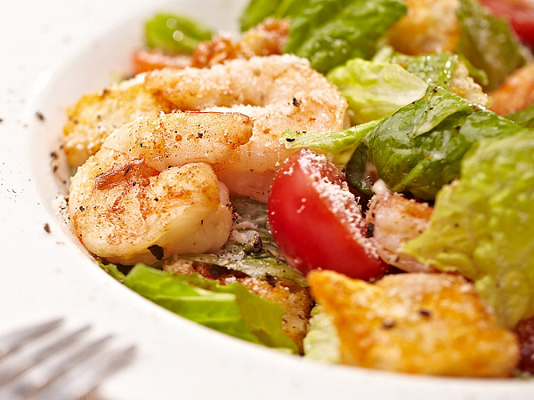 Салат Цезарь с креветками