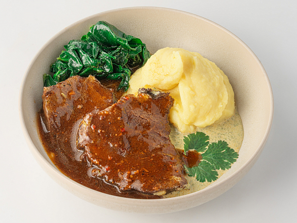 Говяжьи щеки с картофельным пюре и шпинатом