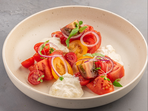  Салат с сыром страчателла и томатами