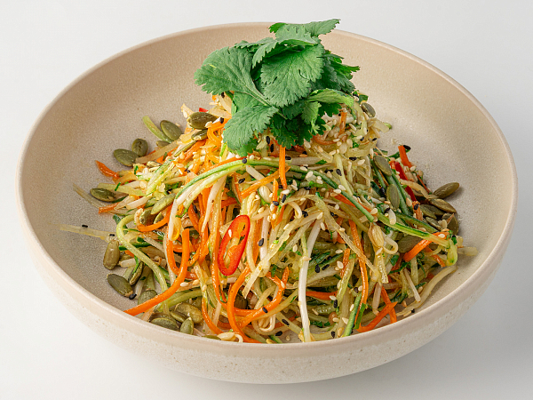 Салат из хрустящих овощей с ореховой заправкой