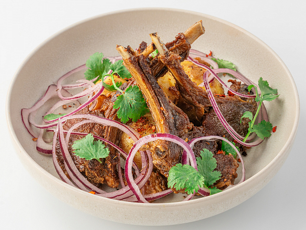 Корейка ягненка, обжаренная в казане