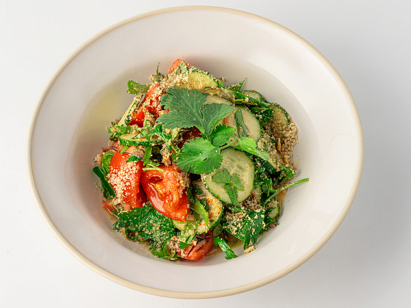 Грузинский салат из свежих овощей с ореховой заправкой