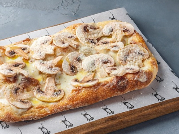 Фокачча с грибами, трюфельной пастой и моцареллой