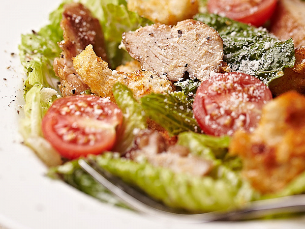 Салат Цезарь с курицей